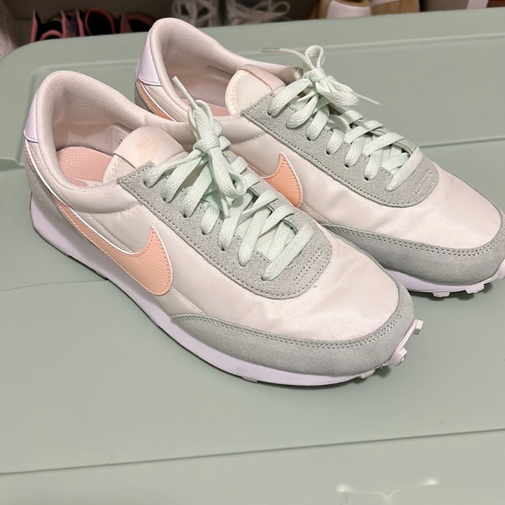 Nike daybreak Sail/Crimson Tint/Barely Green